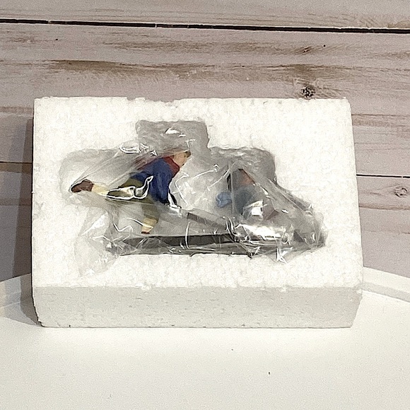 DEPARTMENT 56 - Shoveling Fun - Heritage Village - Christmas in the City - Picture 7 of 9